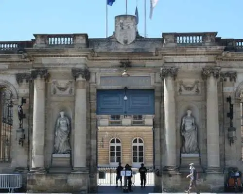 Old Town Bordeaux exploration game and tour