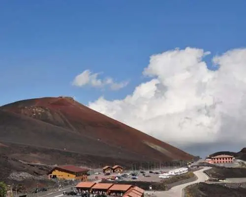 从陶尔米纳出发，前往埃特纳火山南坡海拔2900公尺的半日游
