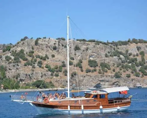 Tour du ngoạn cả ngày bằng thuyền buồm Thổ Nhĩ Kỳ (gulet) theo nhóm nhỏ khởi hành từ Marmaris, bao gồm bữa trưa.