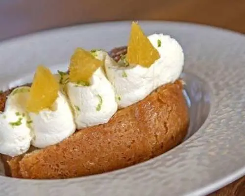 One-hour sightseeing cruise with lunch at Le Bistro Parisien