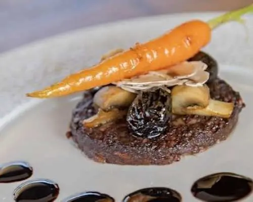 One-hour sightseeing cruise with lunch at Le Bistro Parisien