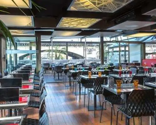 One-hour sightseeing cruise with lunch at Le Bistro Parisien
