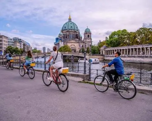 Berlin Highlights Bike Tour in Dutch