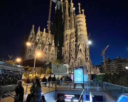 【日本語ガイド】サグラダ ファミリア夜景ツアー バルめぐりと旧市街の街歩きがついたお得なセットプランもご用意！by Mybus