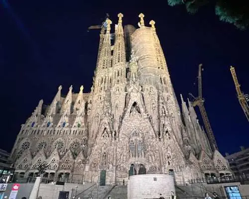 【日本語ガイド】サグラダ ファミリア夜景ツアー バルめぐりと旧市街の街歩きがついたお得なセットプランもご用意！by Mybus