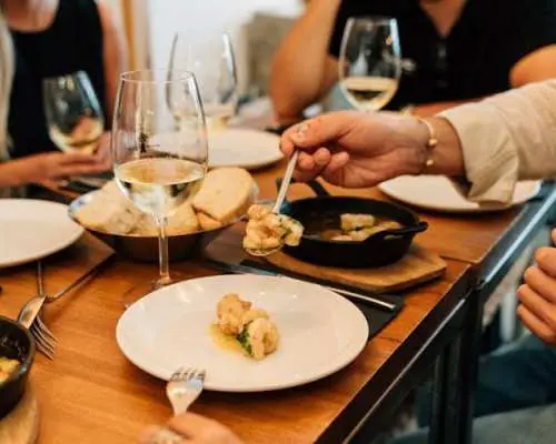 Tour ẩm thực tapas và rượu vang Madrid kèm đồ uống trên sân thượng