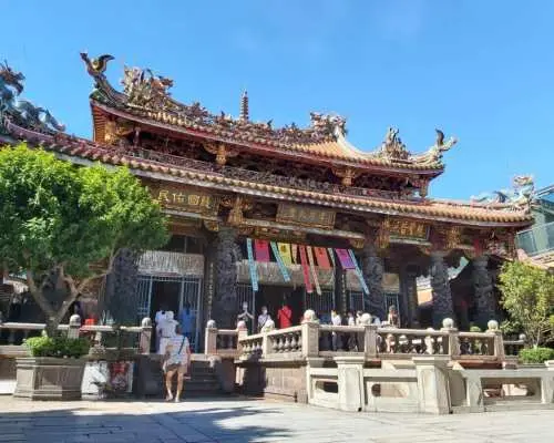 Classic Taipei Landmarks Full-Day Tour: National Palace Museum, Chiang Kai-shek Memorial Hall