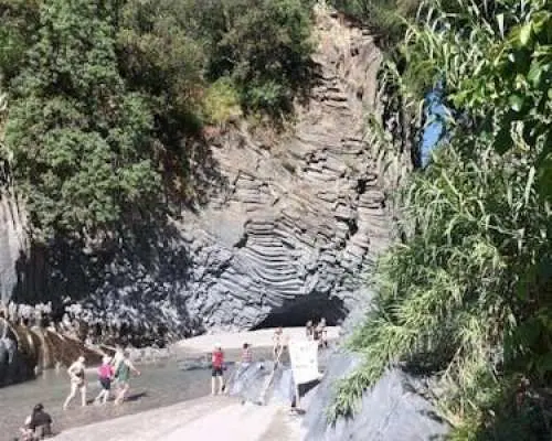 Tour tham quan núi Etna cao 2.900 mét và khu nghỉ dưỡng Alcantara khởi hành từ Taormina.