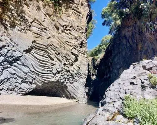 Tour tham quan núi Etna cao 2.900 mét và khu nghỉ dưỡng Alcantara khởi hành từ Taormina.