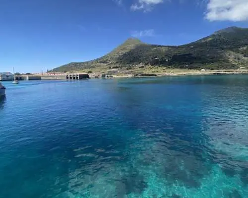 トラパニ発ファヴィニャーナ島とレヴァンツォ島ヨットツアー