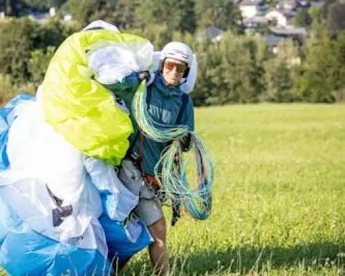 萨尔茨卡默古特沃夫冈湖上空的双人滑翔伞