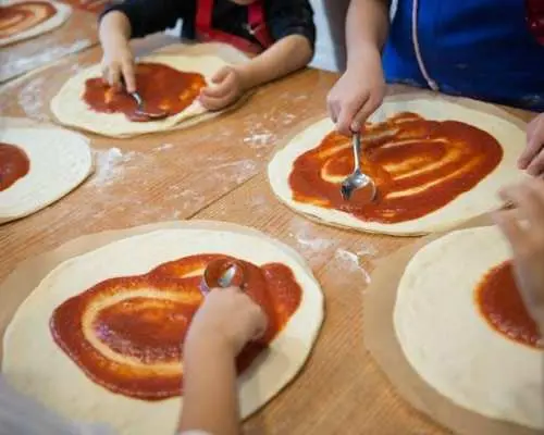 Family-friendly pizza-making experience in Trastevere