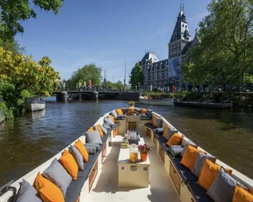 Amsterdam canal cruise with live German commentary