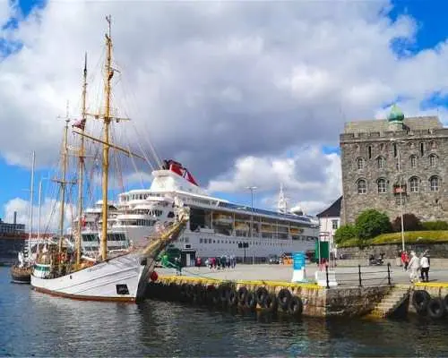 Mostraumen cruise, historic city walk and Flöyen funicular guided tour