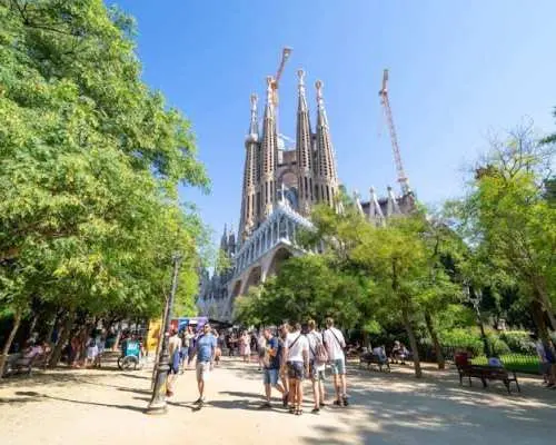 Tour tham quan các điểm nổi bật và văn hóa của Barcelona cả ngày.