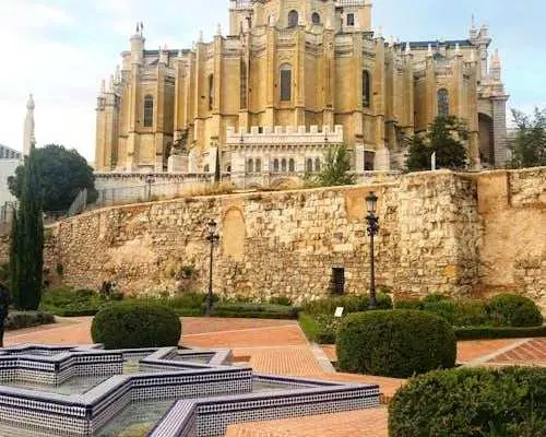 Guided tour to Madrid's photogenic places with a local