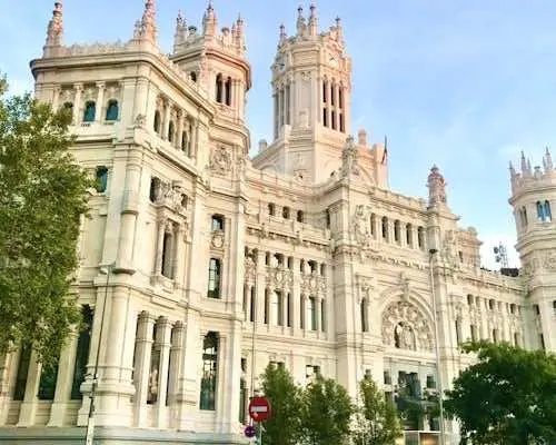 Guided tour to Madrid's photogenic places with a local