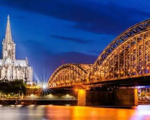 Private family walking tour of Cologne's highlights