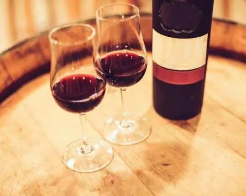 Porto tour by tuk-tuk and port wine cellar guided tour with tastings
