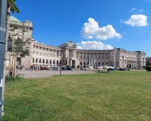 In-app audio tour of Vienna's architectural landmarks
