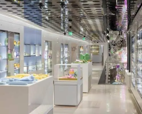 Swarovski exclusive guided tour with drink and gift in Innsbruck