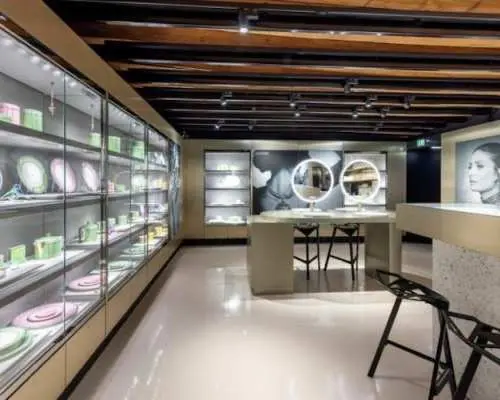 Swarovski exclusive guided tour with drink and gift in Innsbruck