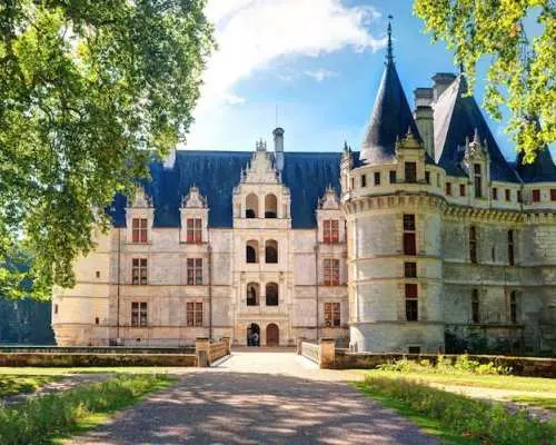 Loire Valley Day from Tours with Visit to Azay le Rideau and Villandry