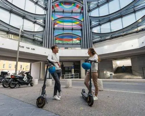 High-autonomy electric scooter rental in Nice