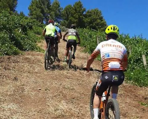 電動自転車と小型ボートでカステルブオーノ渓谷とティベリオ渓谷を巡る冒険