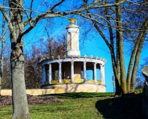 Insightful Berlin and Glienicke private walking tour