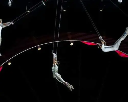 แพ็กเกจชมการแสดง Cirque du Soleil Radio Andorra และสะพานทิเบต พร้อมจุดชมวิว Roc del Quer