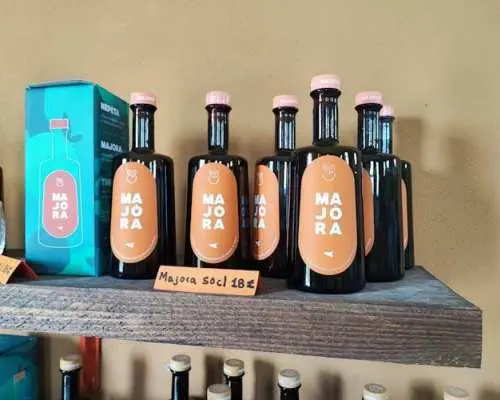 在诺托附近参加植物苦酒工作坊和猫薄荷利口酒品尝会