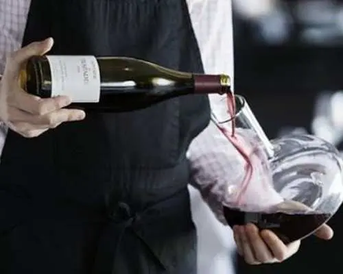 在米兰市中心体验葡萄酒品尝