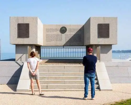 D-Day Beach and Mont Saint-Michel Guided Day Tour from Paris