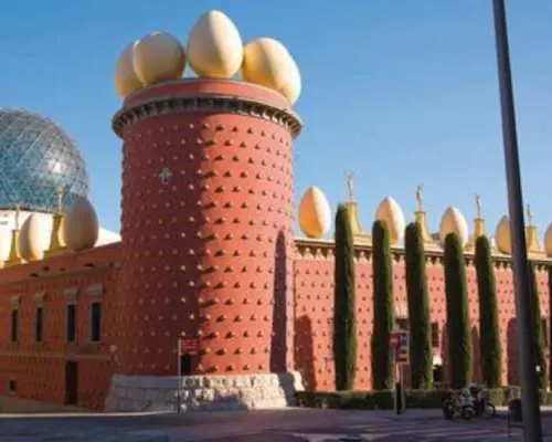 Dalí's Figueres and Girona bus tour from Barcelona