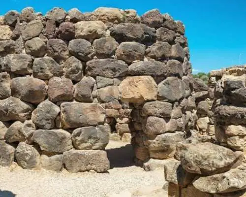 從卡利亞裡出發遊覽巴魯米尼的 Nuraghe 和薩帕塔之家