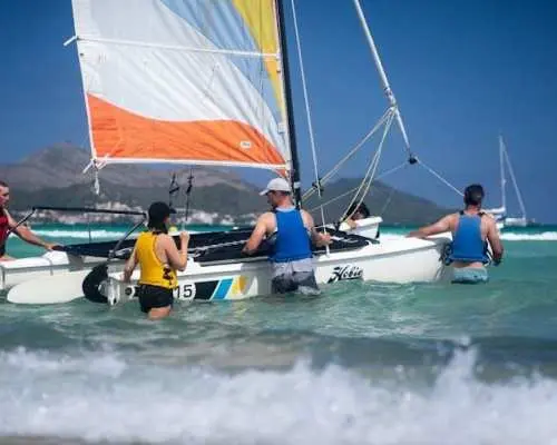 Du ngoạn bằng thuyền buồm hai thân ở Vịnh Alcudia cùng Watersports Mallorca