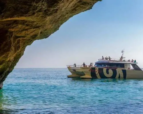 Caves and coastline guided boat trip from Albufeira