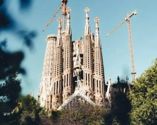 Barcelona guided tour with Sagrada Familia and Park Güell entry