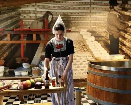 Volendam half-day tour with cheese, clogs and authentic village life