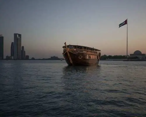 Sightseeing cruise with refreshments and show at Presidential Palace