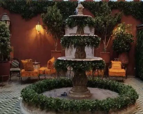 在馬拉喀什摩洛哥餐廳享受傳統音樂用餐體驗