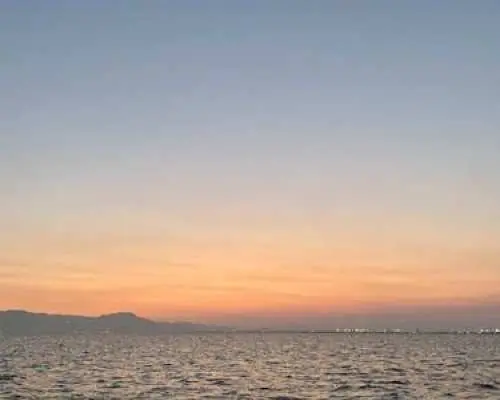 卡利亞裡日落遊船之旅，含普羅塞克葡萄酒、佛卡夏麵包和游泳