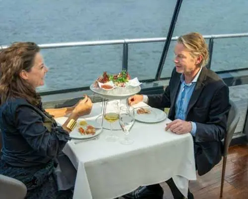 Bateaux New York dinner sightseeing cruise