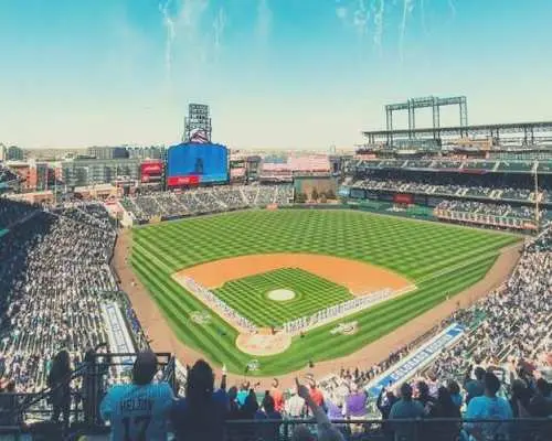 Trận đấu bóng chày của đội Colorado Rockies tại sân vận động Coors Field.