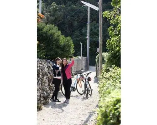Enjoy a scenic cycling trip along Uruma City's Kaichu Road and four remote islands (Henza Island, Hamahiga Island, Miyagi Island, and Ikei Island)!
