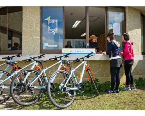 Enjoy a scenic cycling trip along Uruma City's Kaichu Road and four remote islands (Henza Island, Hamahiga Island, Miyagi Island, and Ikei Island)!