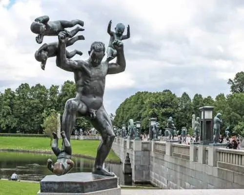 地元ガイドと一緒にオスロのヴィーゲラン公園のフォトジェニックなスポットを発見しよう