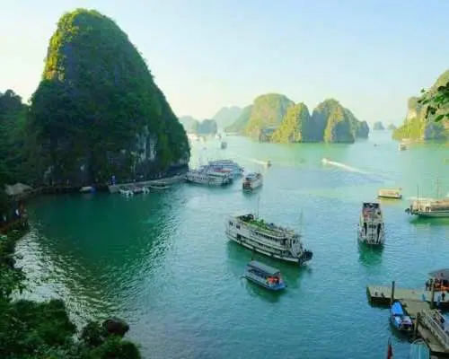 從河內出發，參加為期兩天的下龍灣遊船之旅，並在私人船艙過夜。