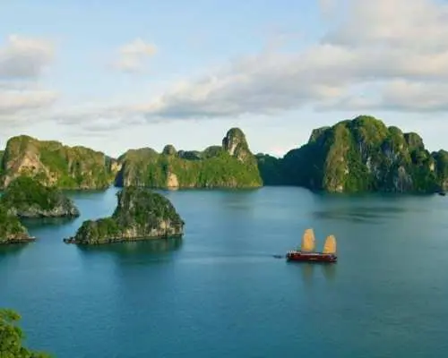 從河內出發，參加為期兩天的下龍灣遊船之旅，並在私人船艙過夜。